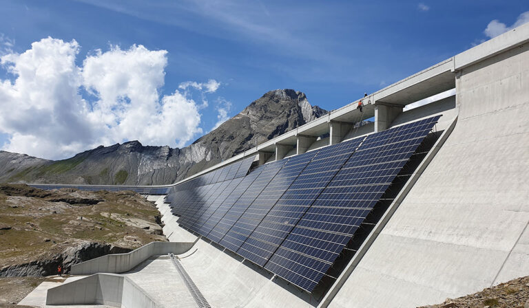 Il più grande impianto fotovoltaico alpino della Svizzera entra in piena attività Il più grande impianto fotovoltaico alpino della Svizzera entra in piena attività