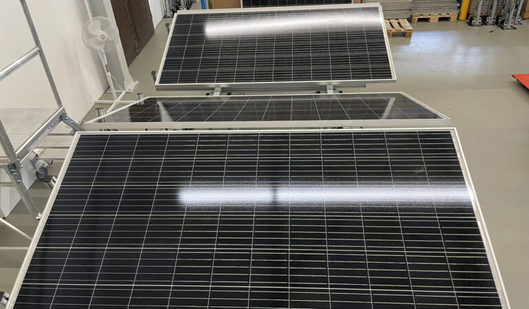 La nuova tendenza è il fotovoltaico pieghevole. Lo può installare anche chi è in affitto